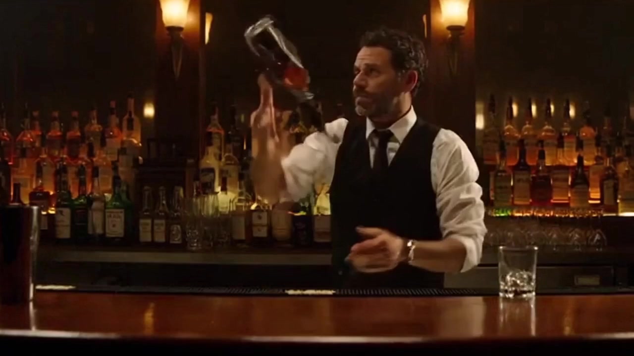 Le barman jongleur — fin tragique pour la bouteille